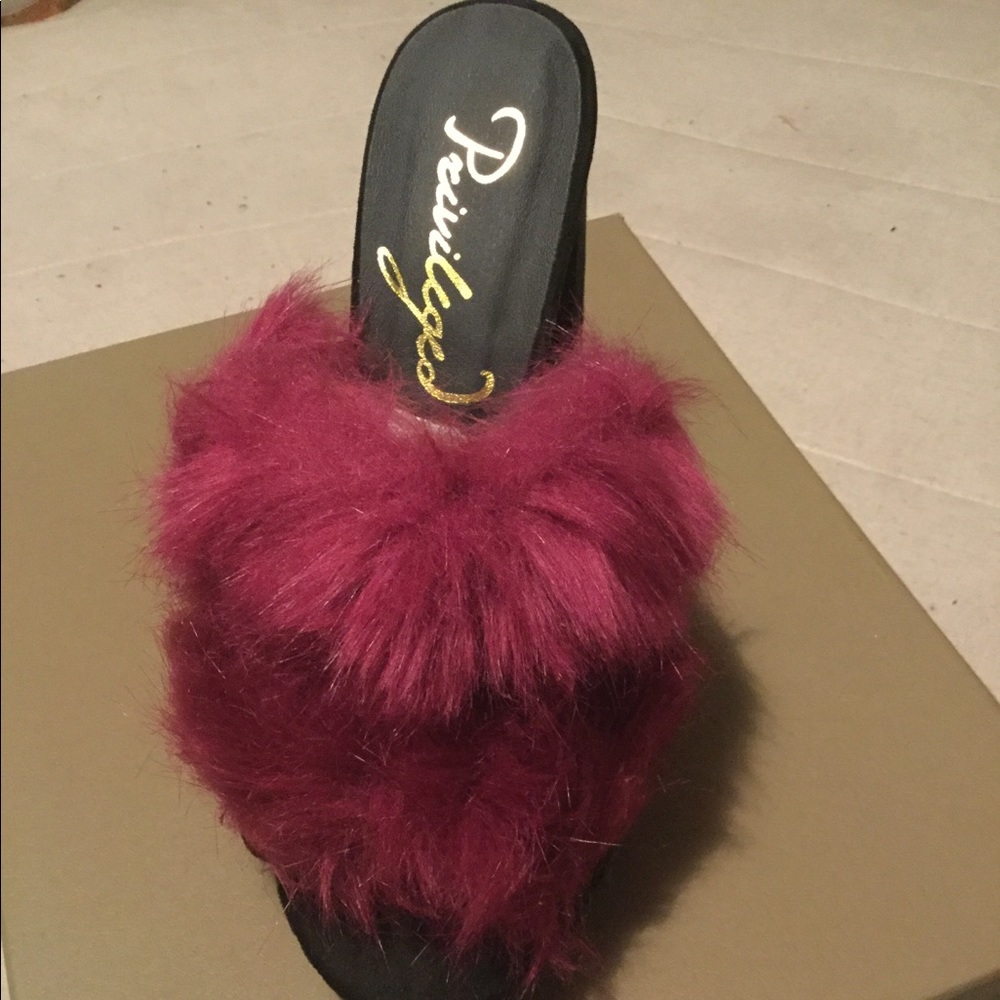 Black/Kumquat Furry Platform Sandals (size 8)